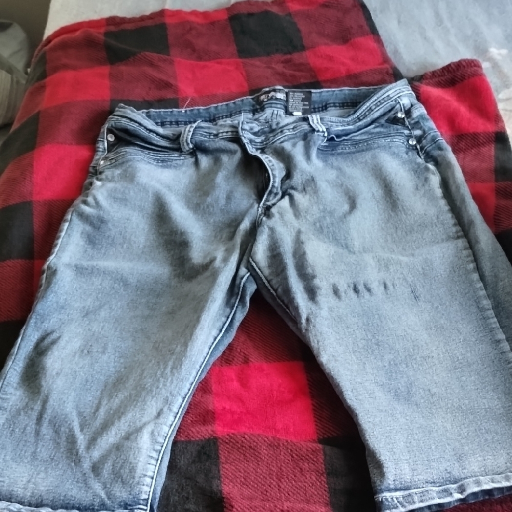 Stylish Blue Denim Capris